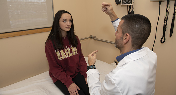 patient getting concussion exam