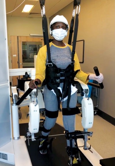 Lola usando una máquina Lokomat.